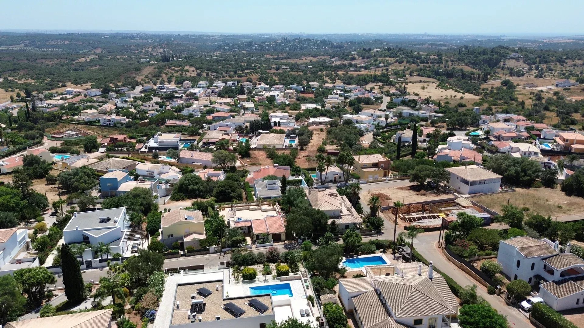 Luxury 4-bedroom villa of 437 m² with swimming pool – Mexilhoeira Grande, Portimão
