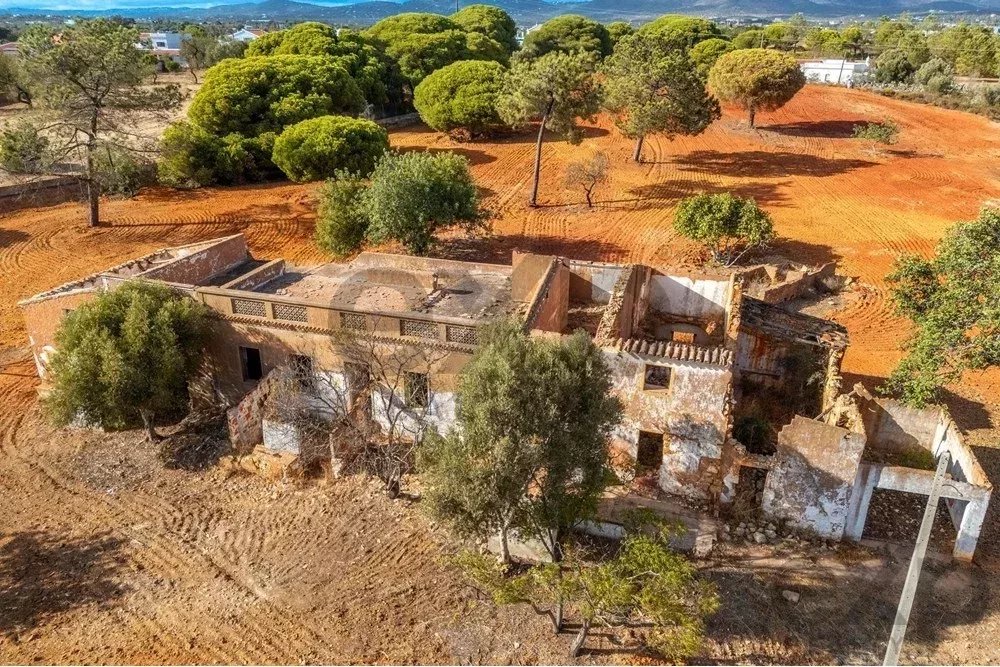 Investment Opportunity – Urban Land with Ruin and Rustic with panoramic sea views in Olhão