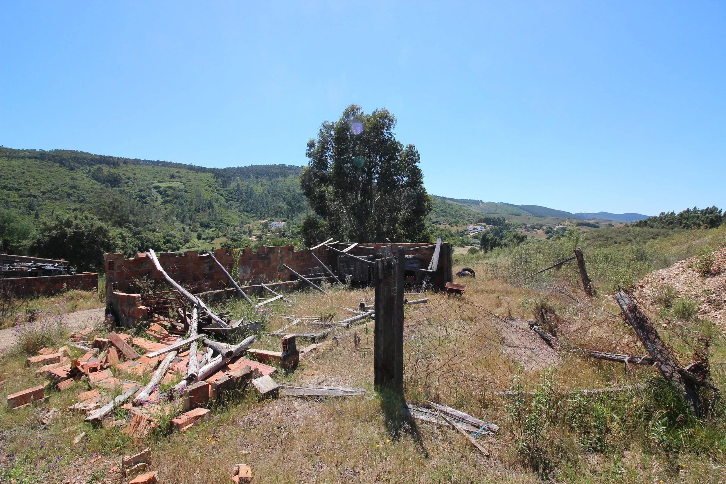 Traditional Farmhouse with Exceptional Equestrian Potential in São Marcos da Serra