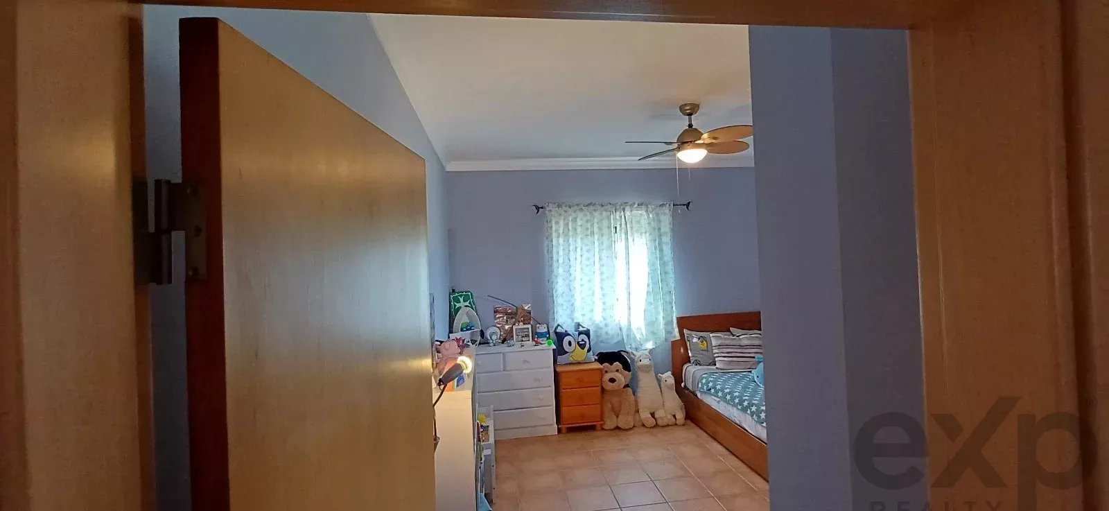 Mixed-use property with 150 m² commercial space, self-contained 2-bedroom apartment and 2,600 m² plot — 3 km from Loulé, Algarve