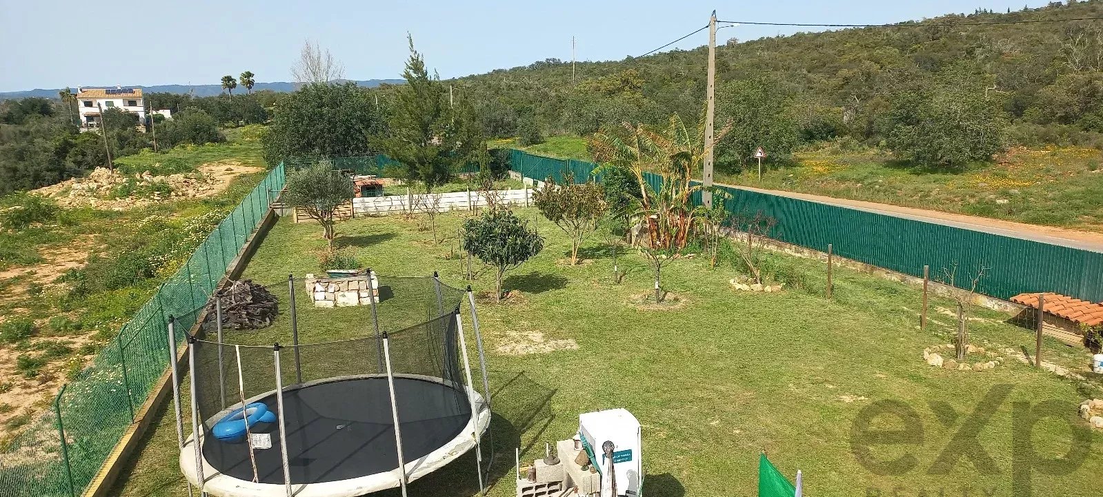 Mixed-use property with 150 m² commercial space, self-contained 2-bedroom apartment and 2,600 m² plot — 3 km from Loulé, Algarve