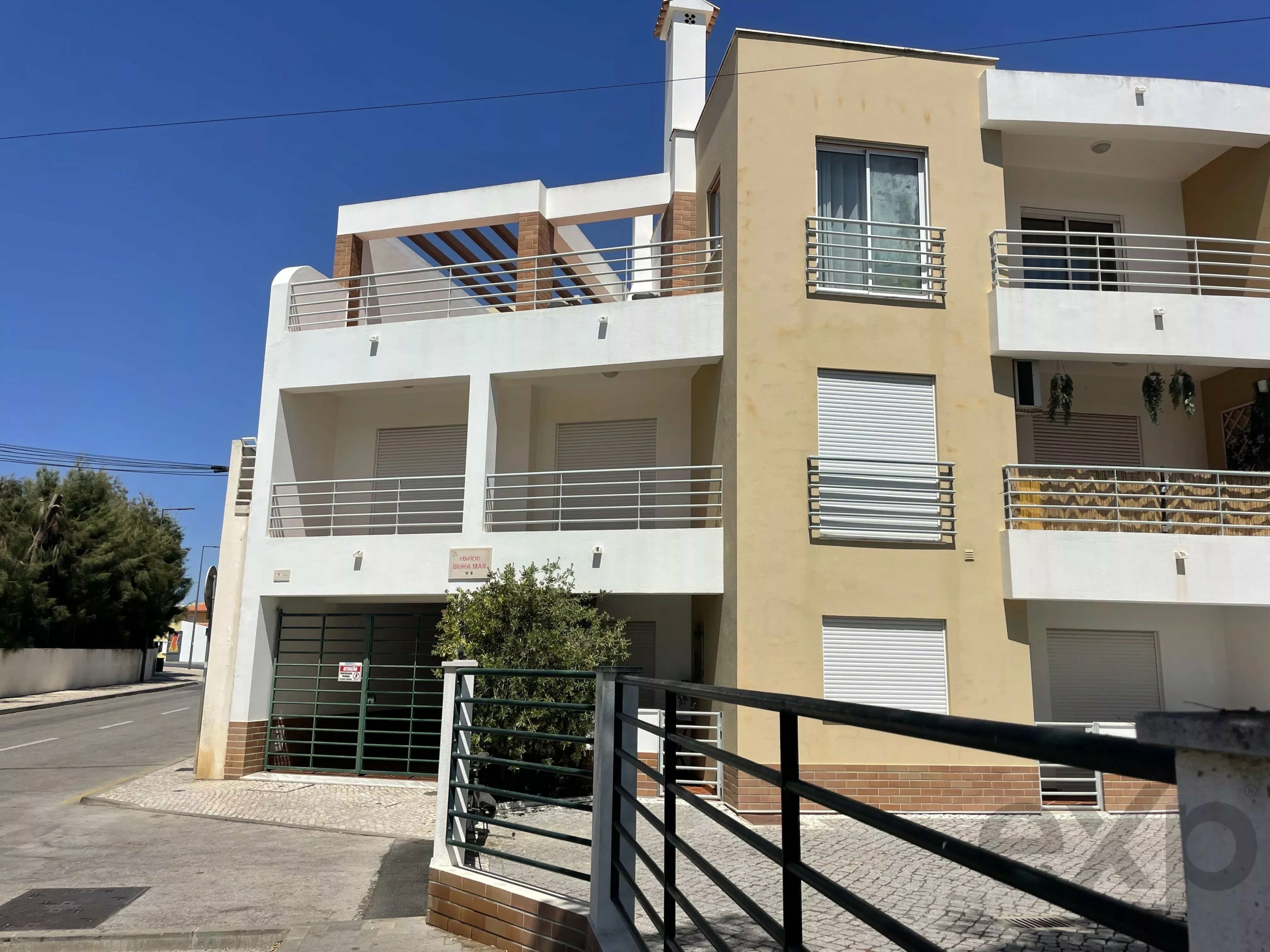 Furnished 2-bedroom apartment with terrace and parking in the centre of Cabanas de Tavira