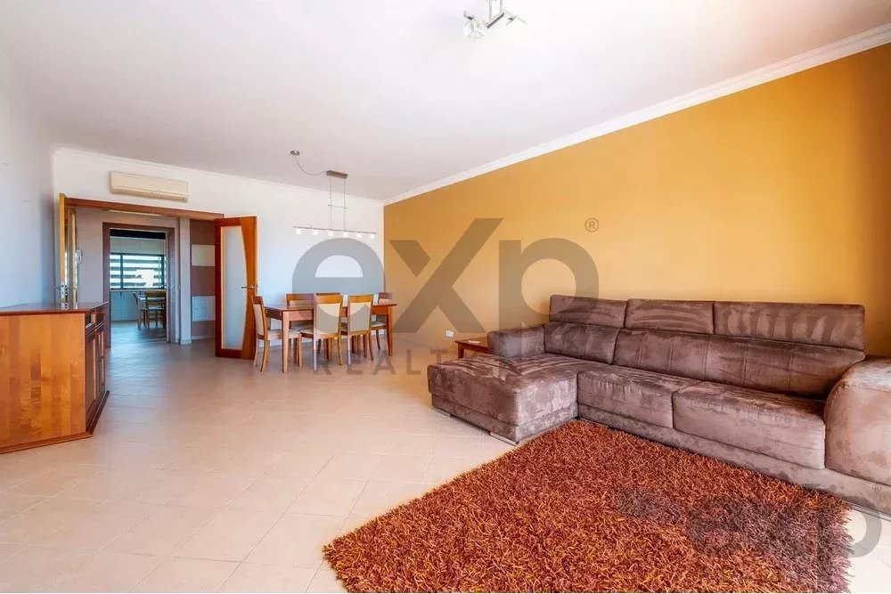Spacious 4 bedroom apartment in Olhão, located in a luxurious condominium with two shared swimming pools and gym. Expansive interiors and terrace.