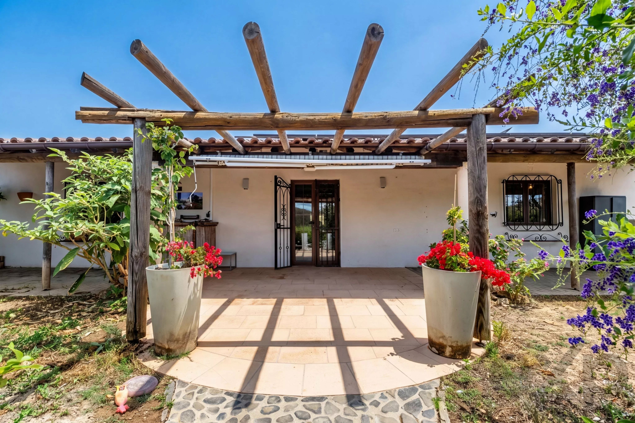 Beautiful Family Home with Equestrian Facilities Set in 2.3 hectares