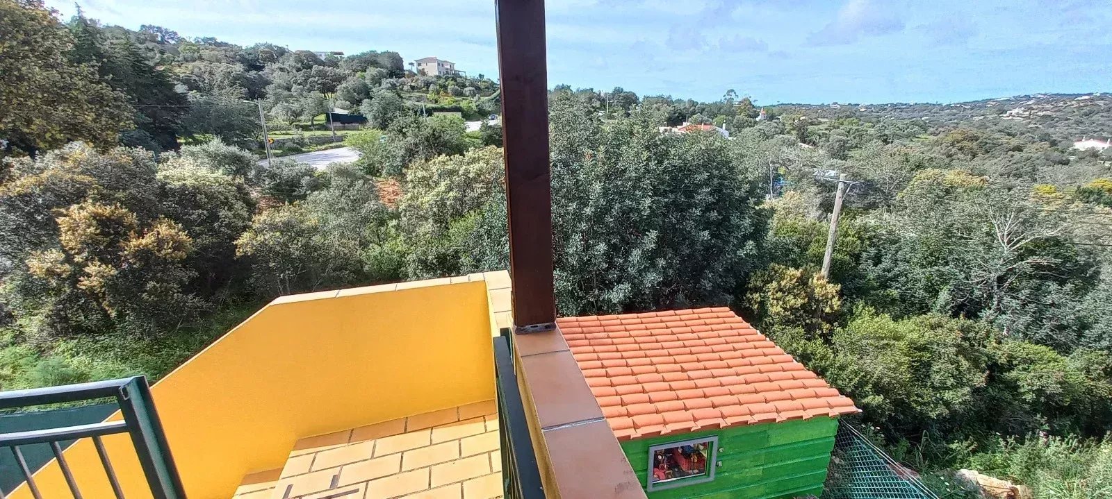 Mixed-use property with 150 m² commercial space, self-contained 2-bedroom apartment and 2,600 m² plot — 3 km from Loulé, Algarve