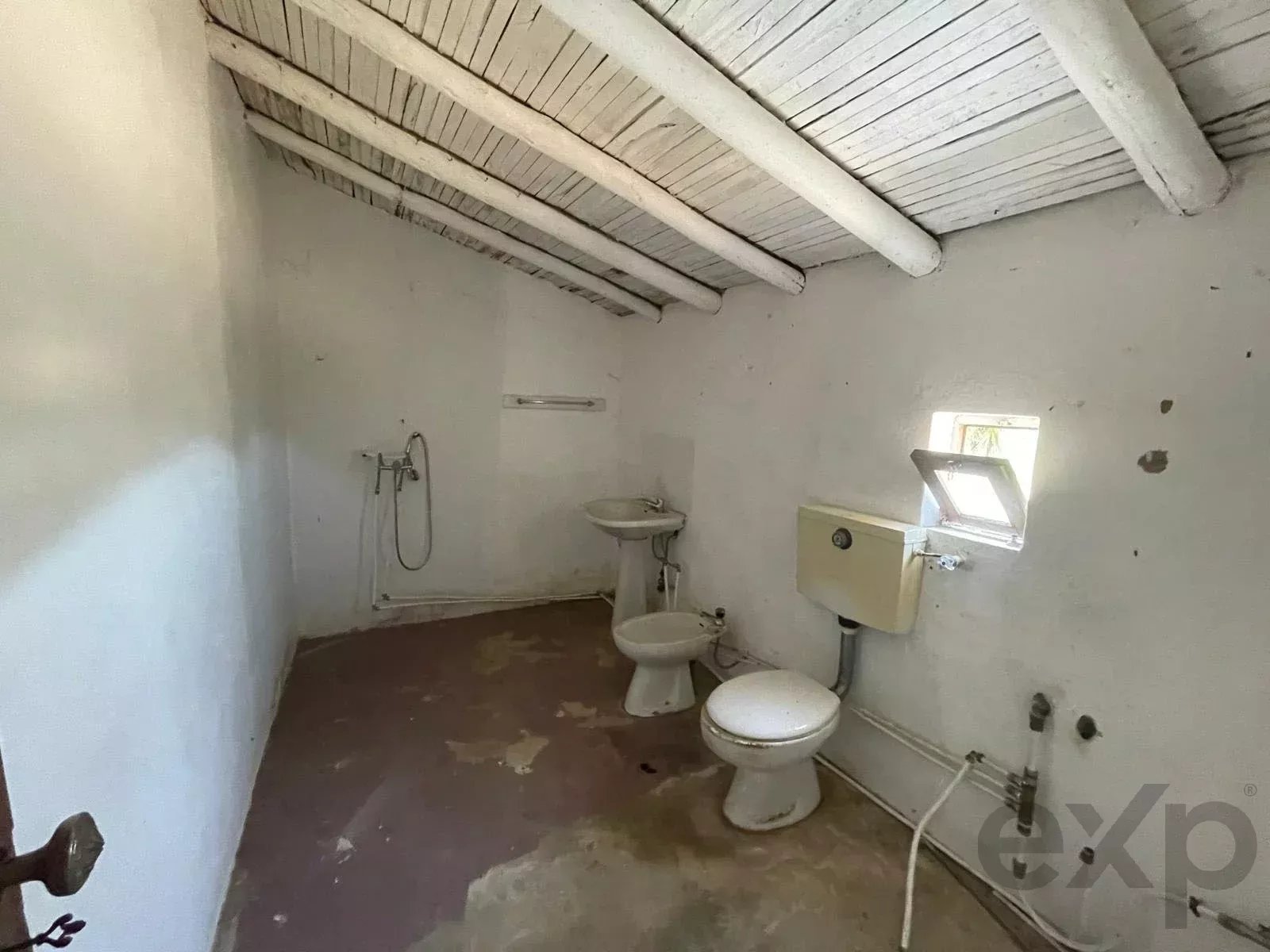 Traditional Farmhouse with Exceptional Equestrian Potential in São Marcos da Serra