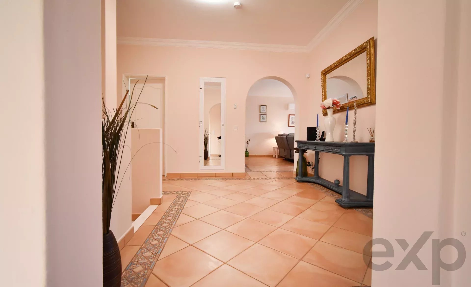 3-bedr. house + 1-bedr. annex, swimming pool and garage,