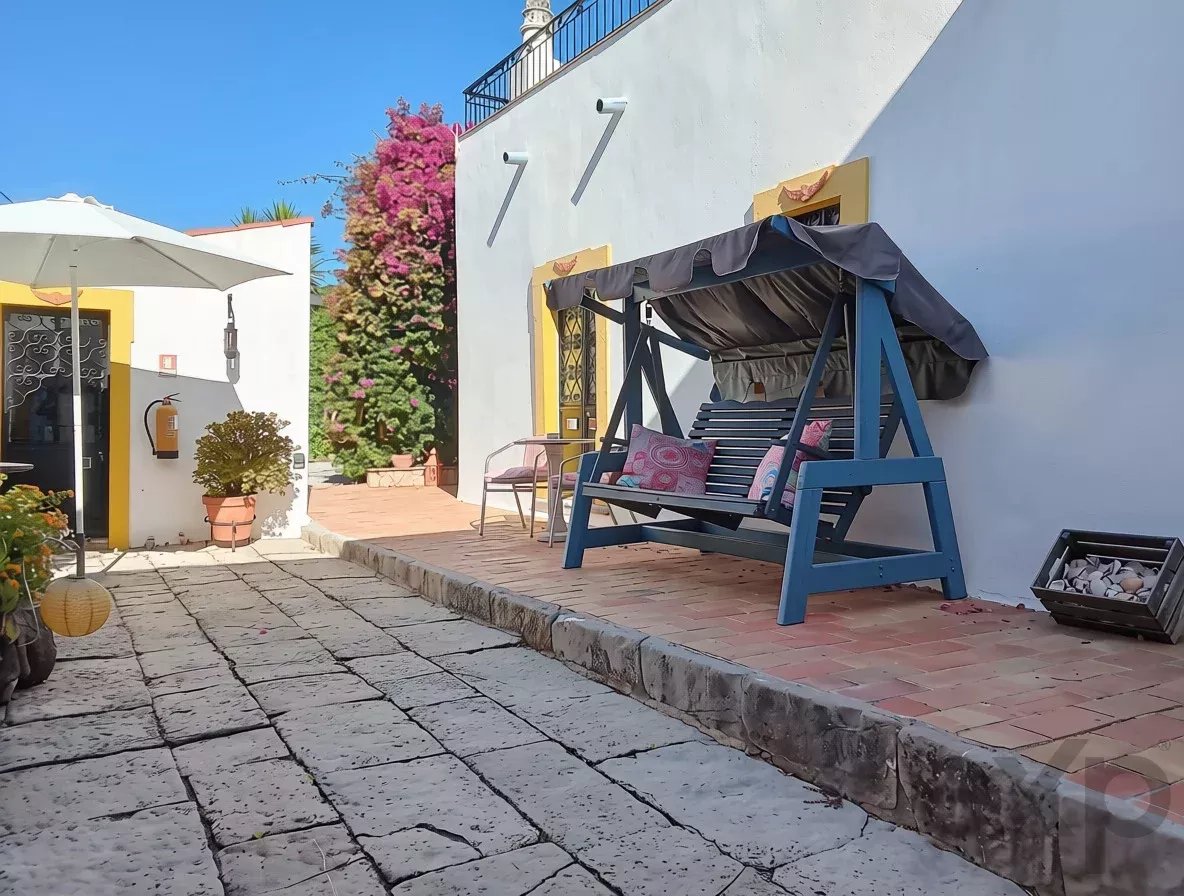 Exclusive property with five independent units and investment potential