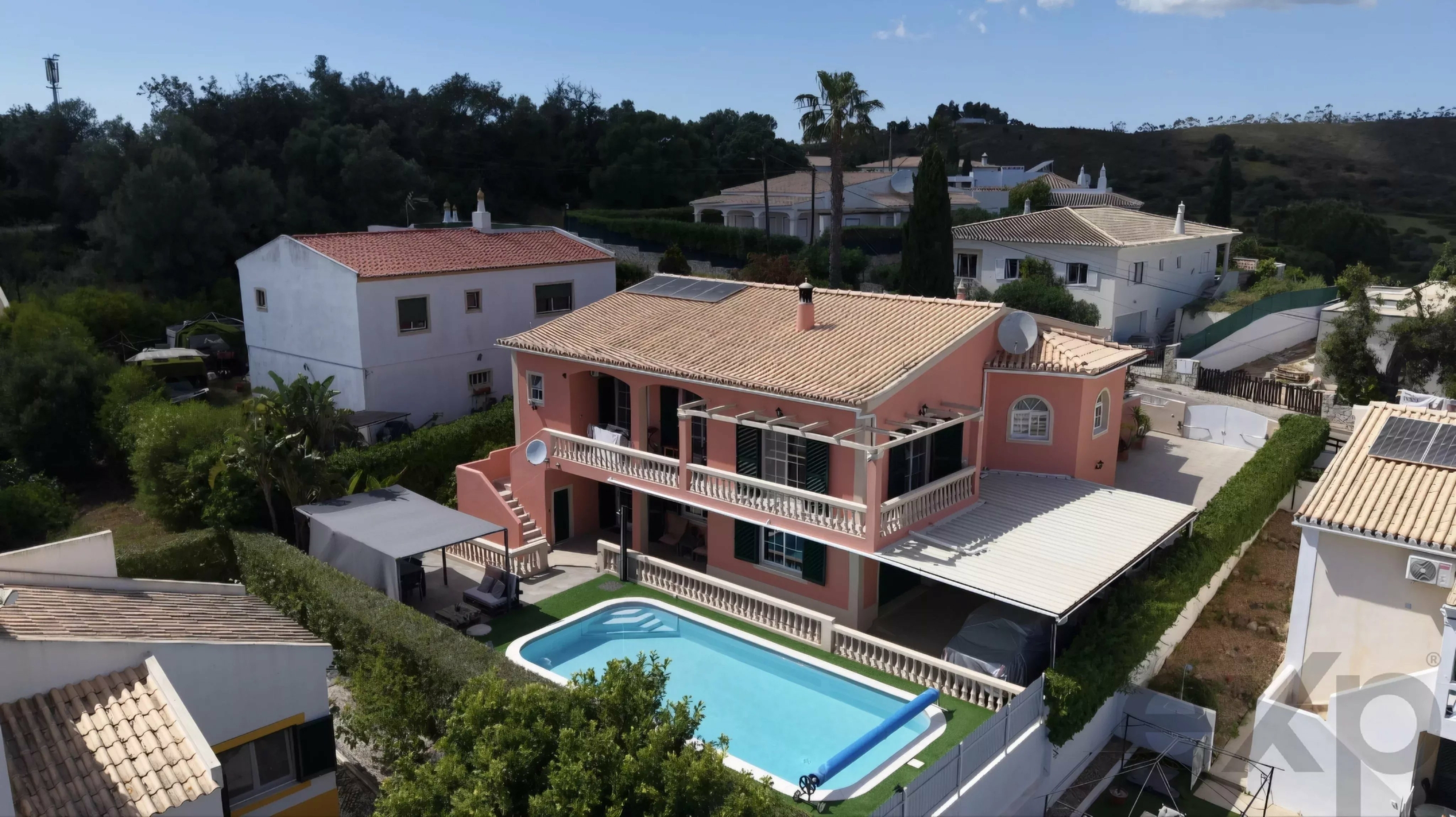 3-bedr. house + 1-bedr. annex, swimming pool and garage,
