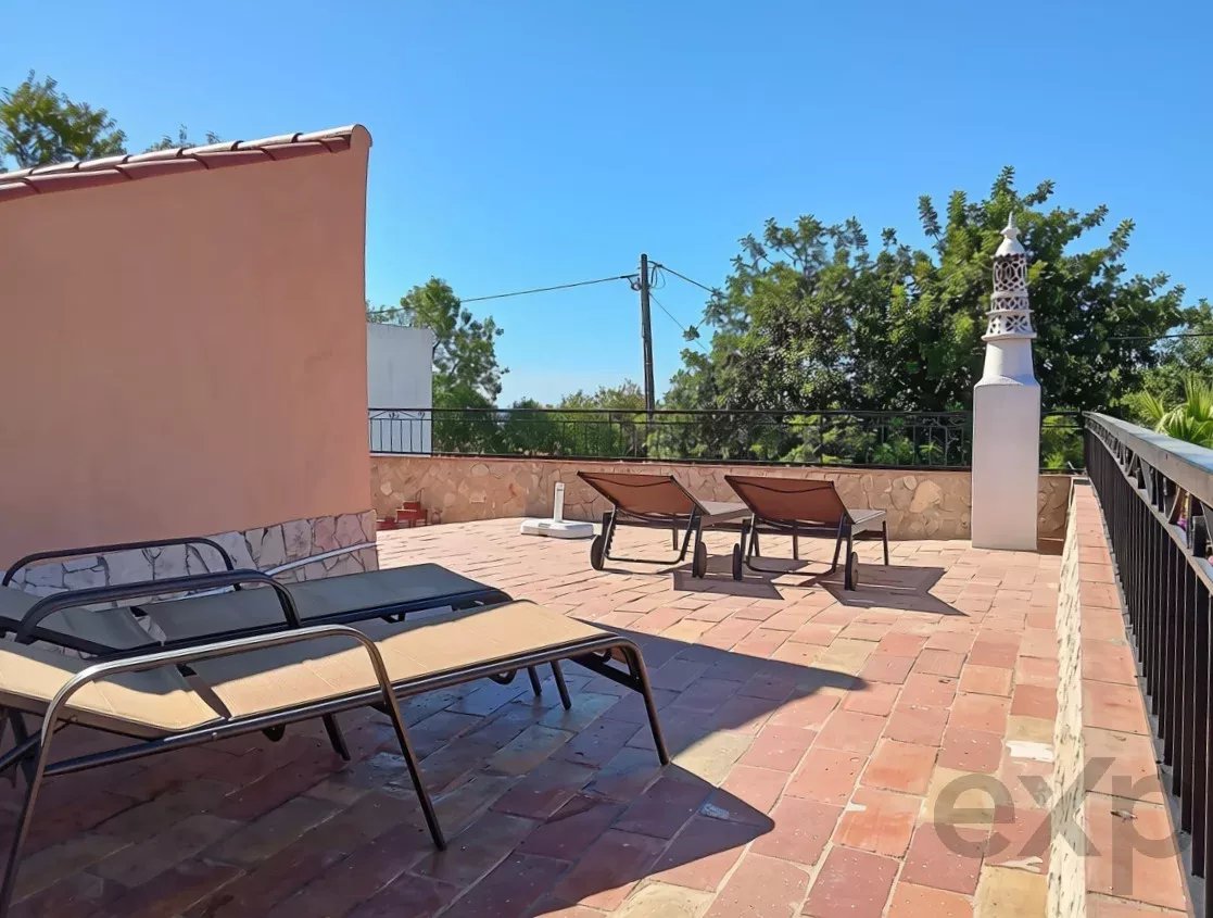 Exclusive property with five independent units and investment potential