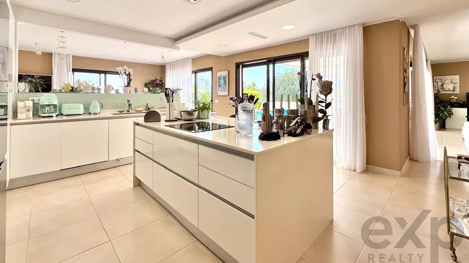 Luxury 4-bedroom villa of 437 m² with swimming pool – Mexilhoeira Grande, Portimão