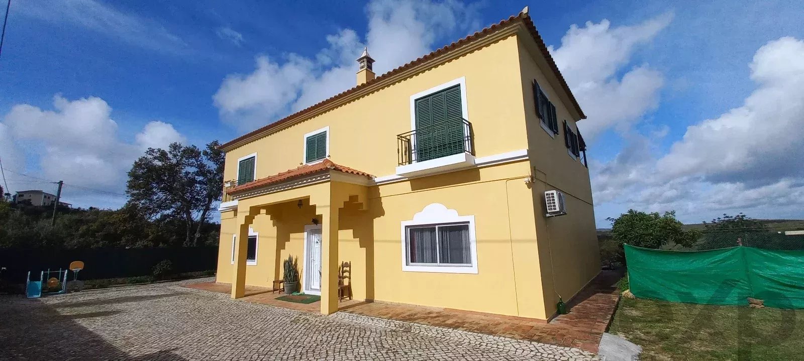 Mixed-use property with 150 m² commercial space, self-contained 2-bedroom apartment and 2,600 m² plot — 3 km from Loulé, Algarve