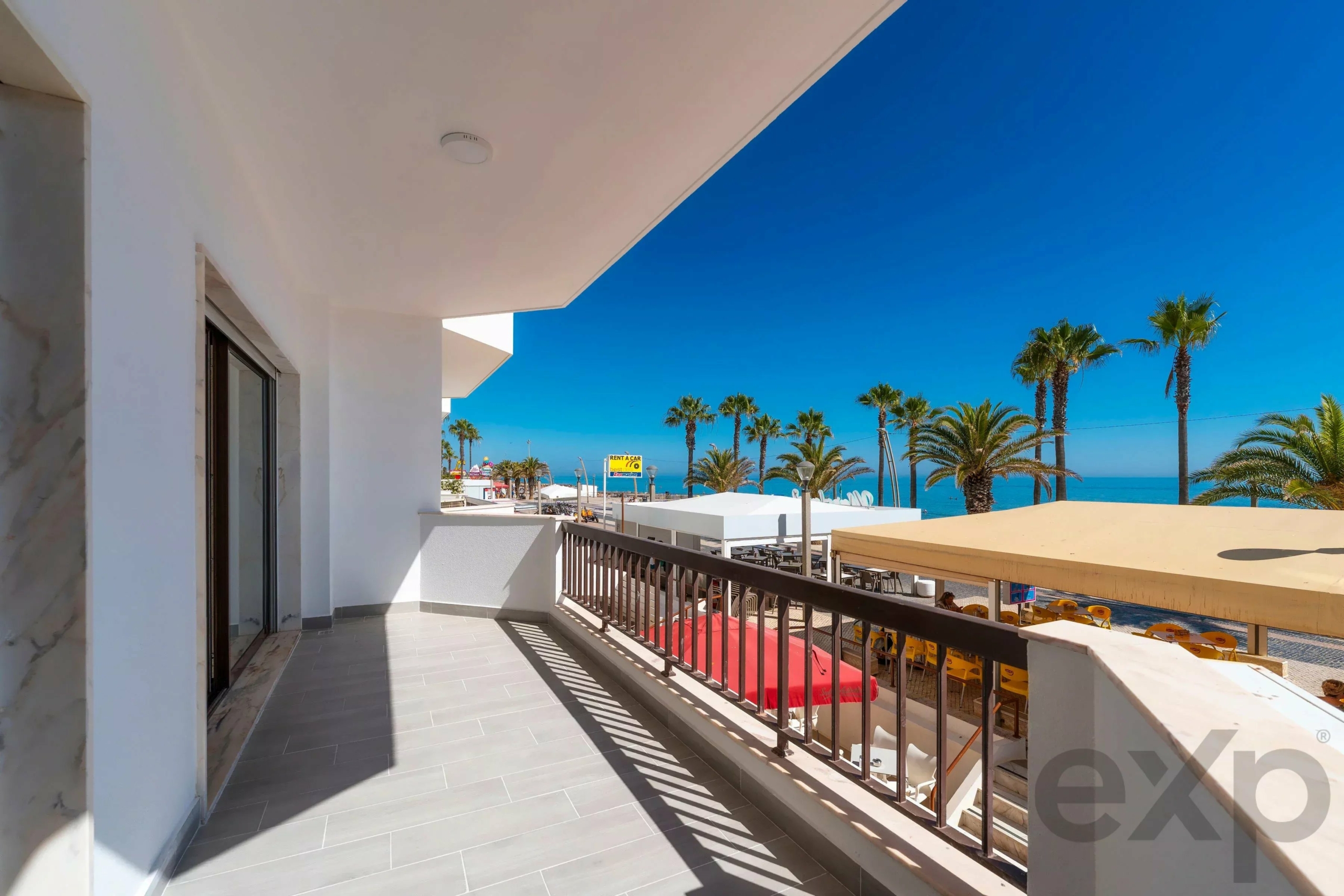 Modern beachfront apartment in Quarteira