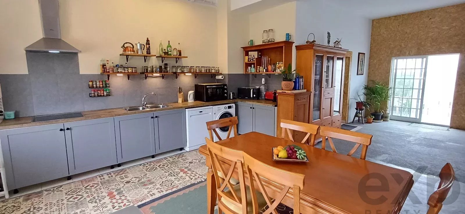 Mixed-use property with 150 m² commercial space, self-contained 2-bedroom apartment and 2,600 m² plot — 3 km from Loulé, Algarve