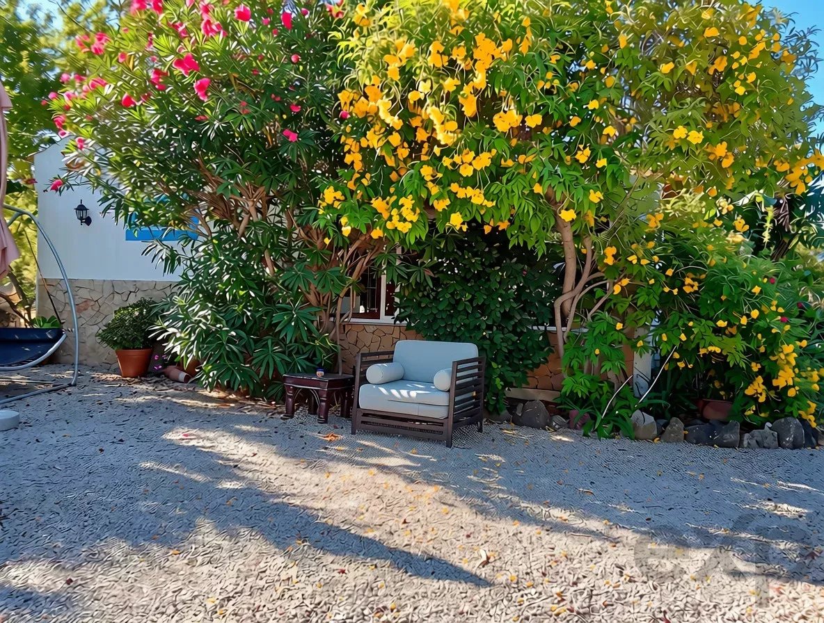 Exclusive property with five independent units and investment potential