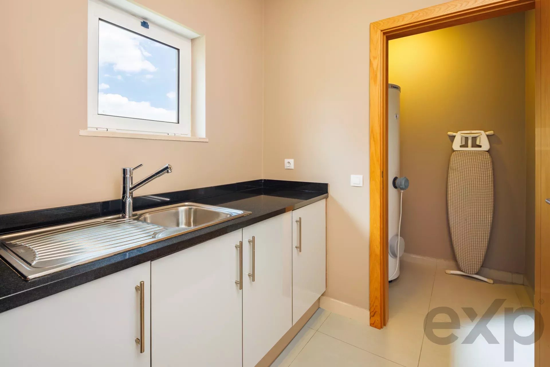 Modern T4 Villa with Private Pool in Vale da Lapa Resort