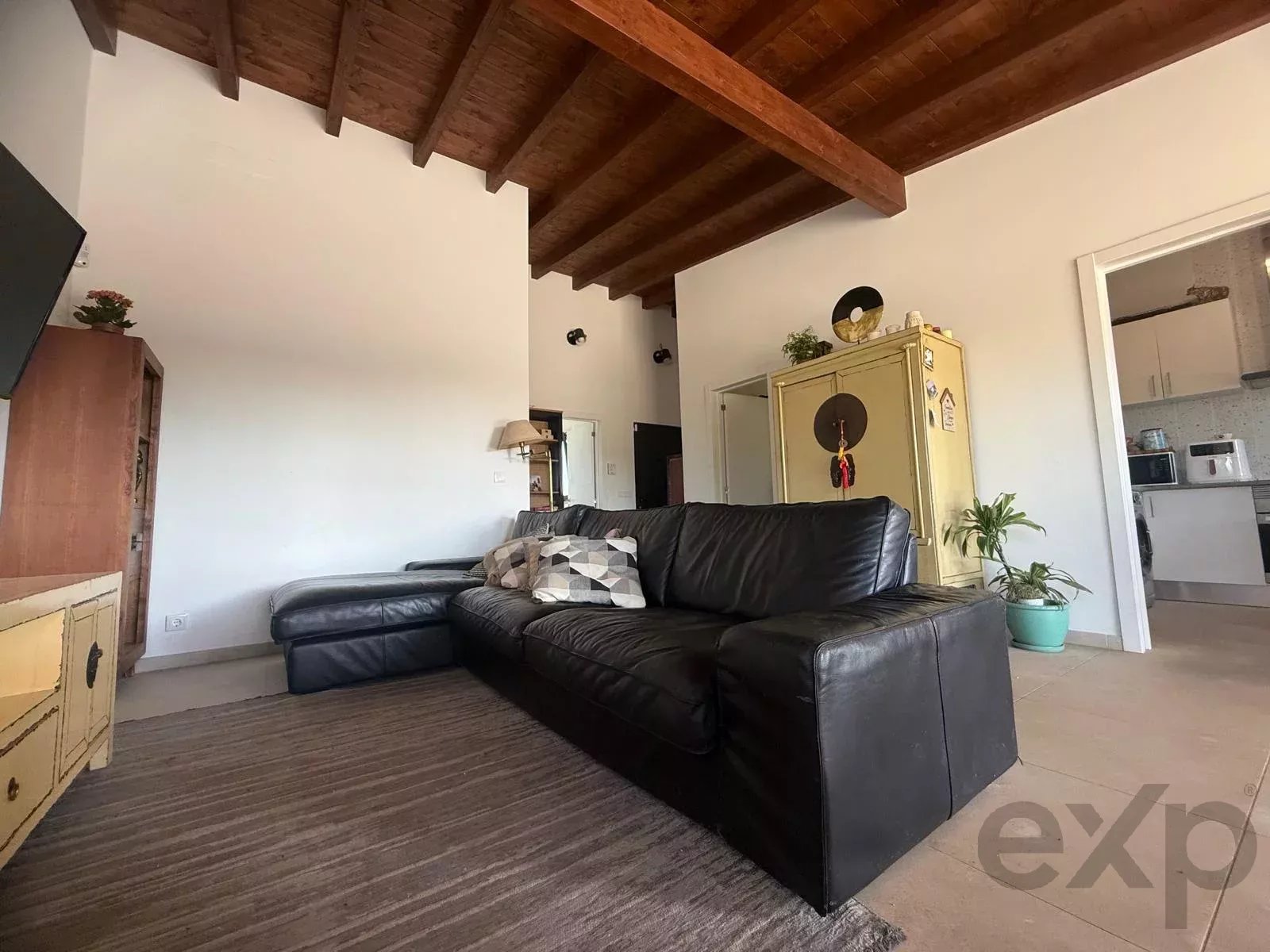 Villa individuelle en Algarve, rénovée en 2023. 4 chambres, 2 salles de bain, 108 m² sur un terrain de 1.100 m². Permis d’agrandissement jusqu’à 300 m². Jardin orienté au sud, piscine, à proximité de l’aéroport de Faro. Idéale pour Airbnb ou pour y vivre en famille.