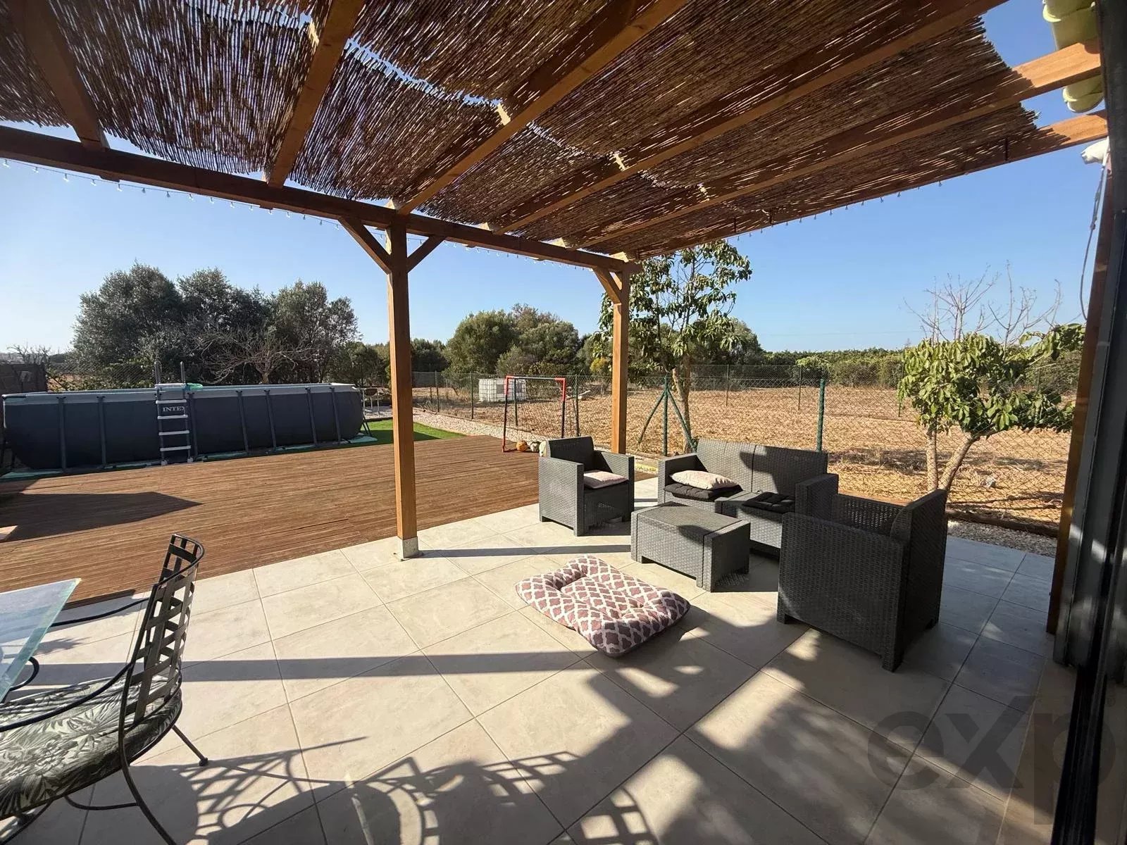Villa individuelle en Algarve, rénovée en 2023. 4 chambres, 2 salles de bain, 108 m² sur un terrain de 1.100 m². Permis d’agrandissement jusqu’à 300 m². Jardin orienté au sud, piscine, à proximité de l’aéroport de Faro. Idéale pour Airbnb ou pour y vivre en famille.