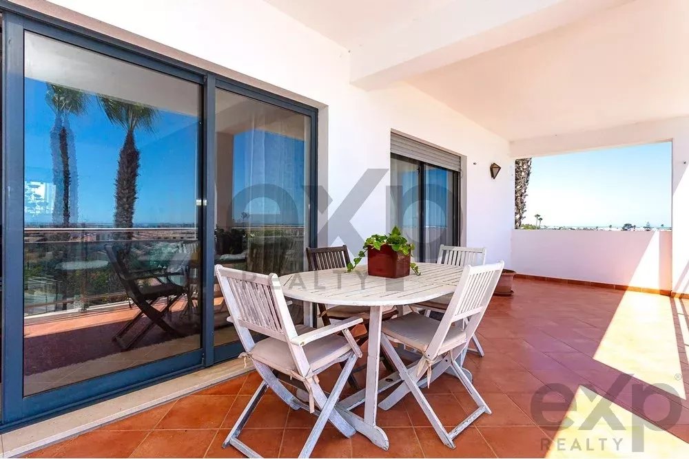 Spacious 4 bedroom apartment in Olhão, located in a luxurious condominium with two shared swimming pools and gym. Expansive interiors and terrace.