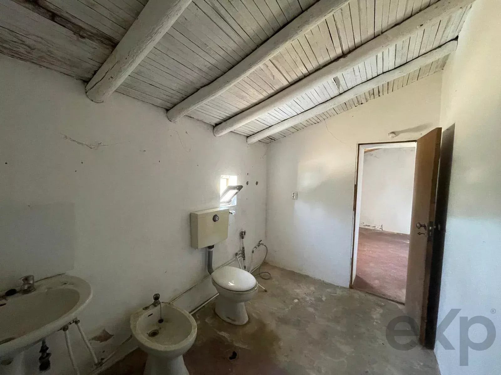 Traditional Farmhouse with Exceptional Equestrian Potential in São Marcos da Serra