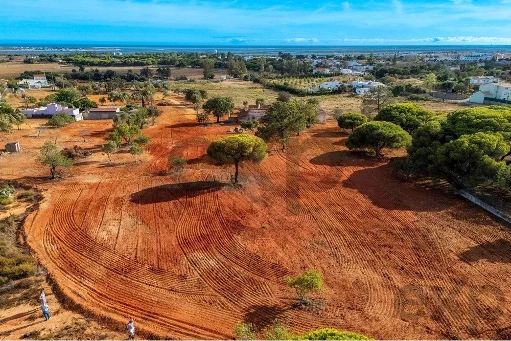 Investment Opportunity – Urban Land with Ruin and Rustic with panoramic sea views in Olhão
