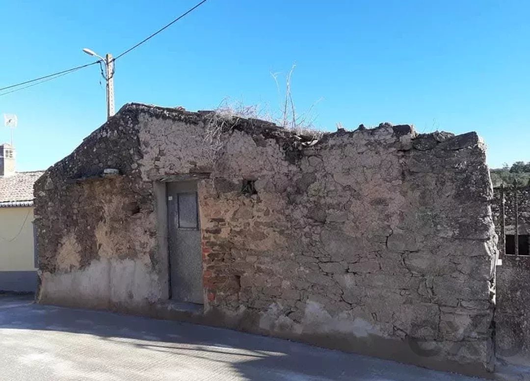 Twee ruïnes met perceel grond nabij Salir – Loulé
