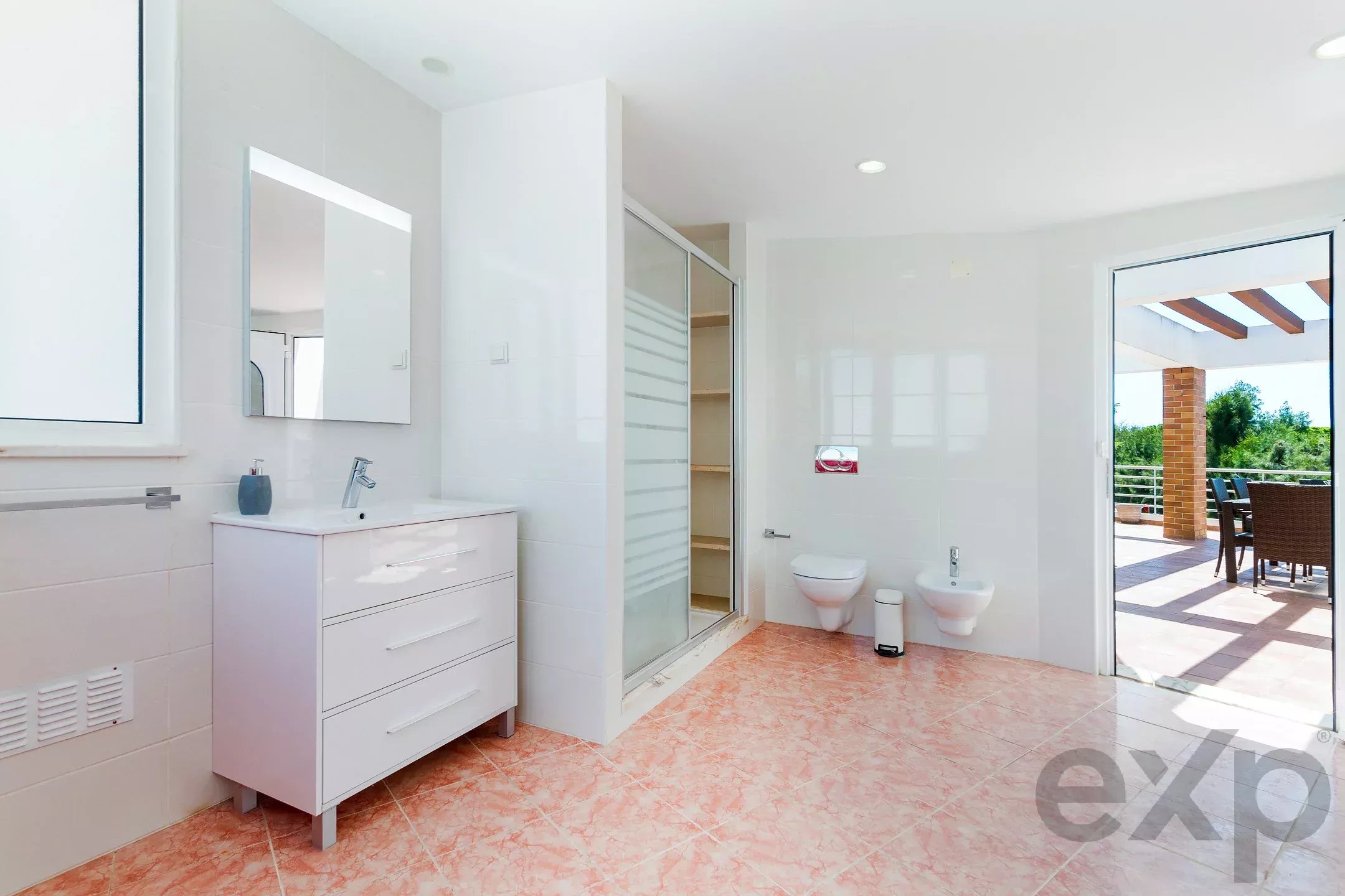 Furnished 2-bedroom apartment with terrace and parking in the centre of Cabanas de Tavira