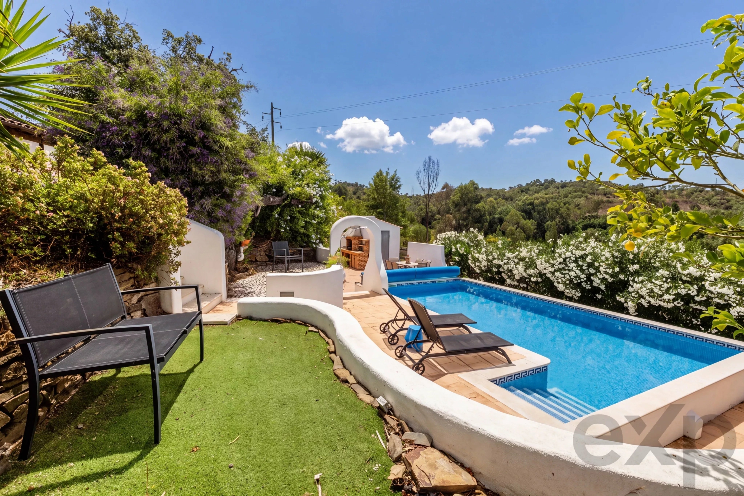 Beautiful Family Home with Equestrian Facilities Set in 2.3 hectares