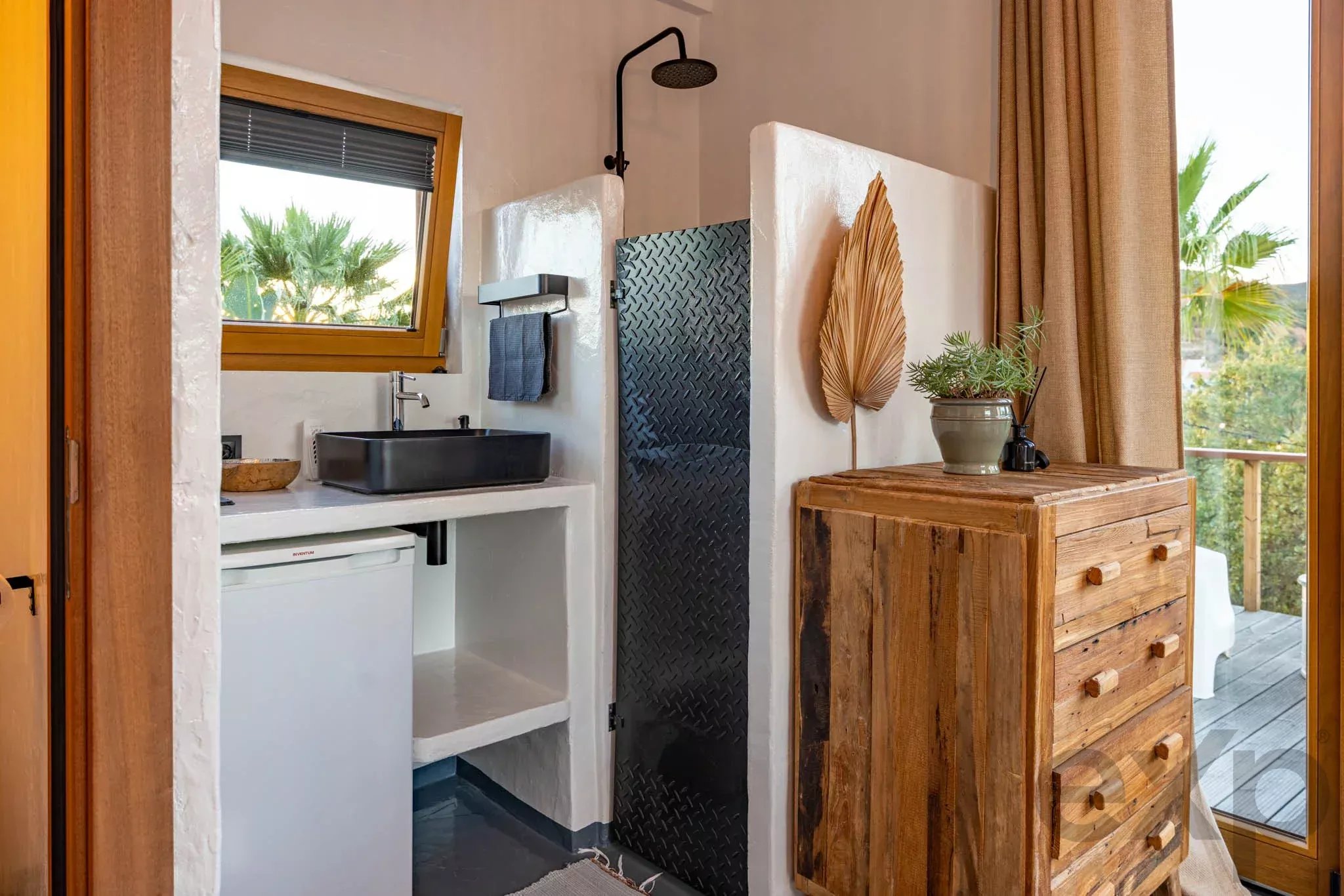 Rare Riverfront Estate with AL Licence: Turnkey 8-Suite Retreat Near Silves