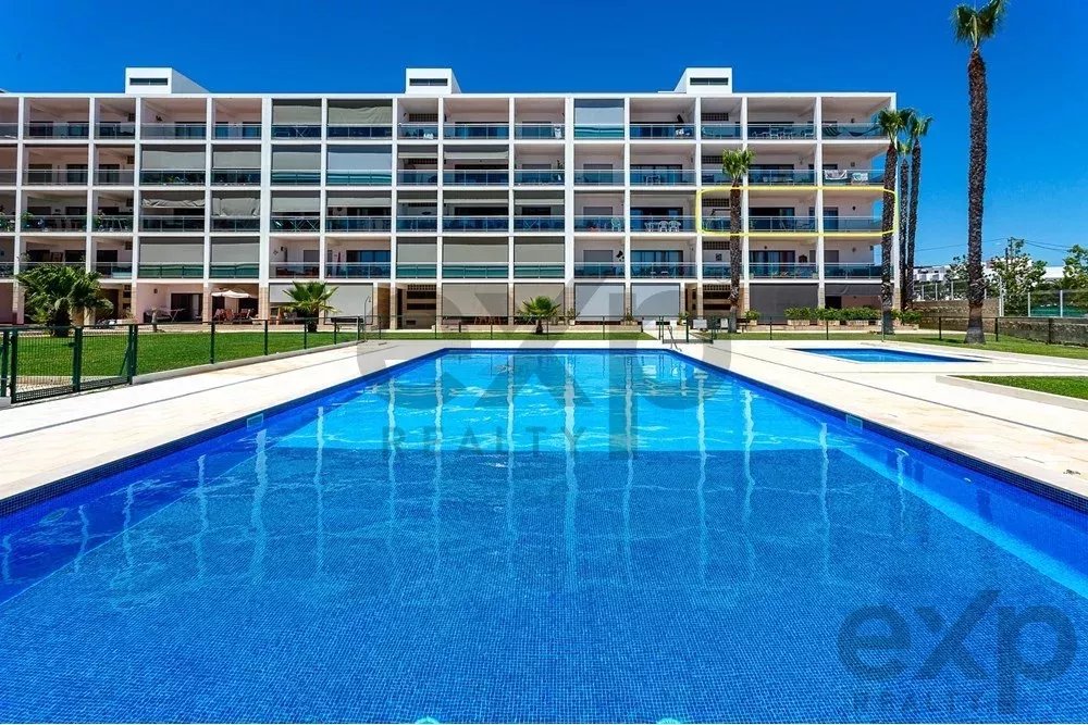 Spacious 4 bedroom apartment in Olhão, located in a luxurious condominium with two shared swimming pools and gym. Expansive interiors and terrace.
