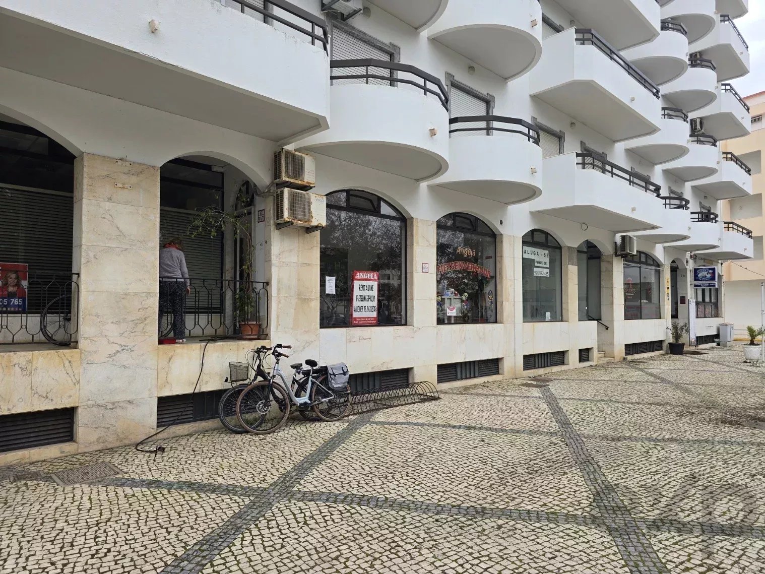 Commercial store of 72 m² in downtown Monte Gordo — business in operation