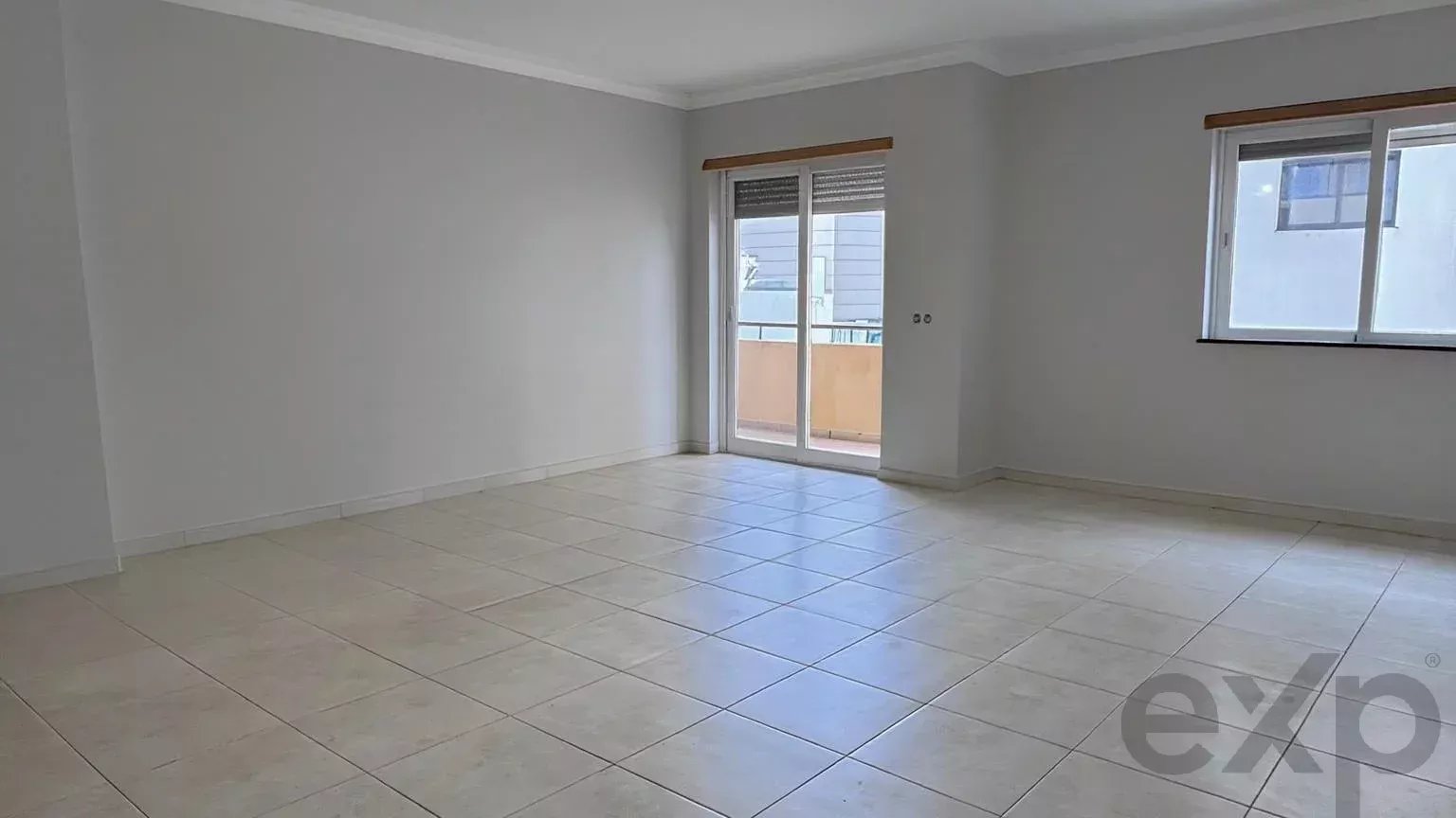 Spacious 3-Bedroom Apartment in Quelfes, Olhão