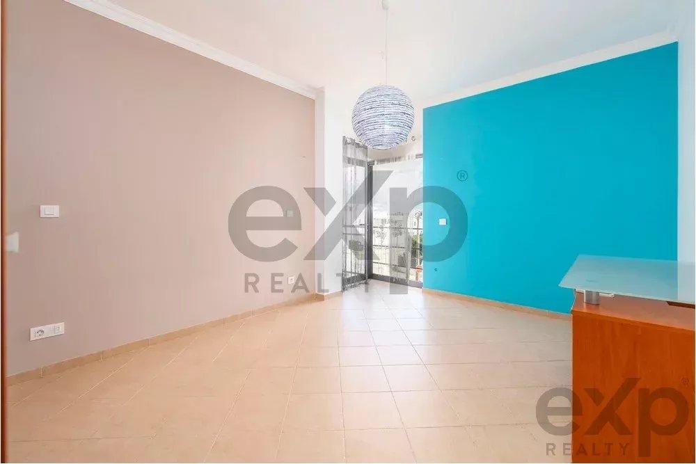 Spacious 4 bedroom apartment in Olhão, located in a luxurious condominium with two shared swimming pools and gym. Expansive interiors and terrace.