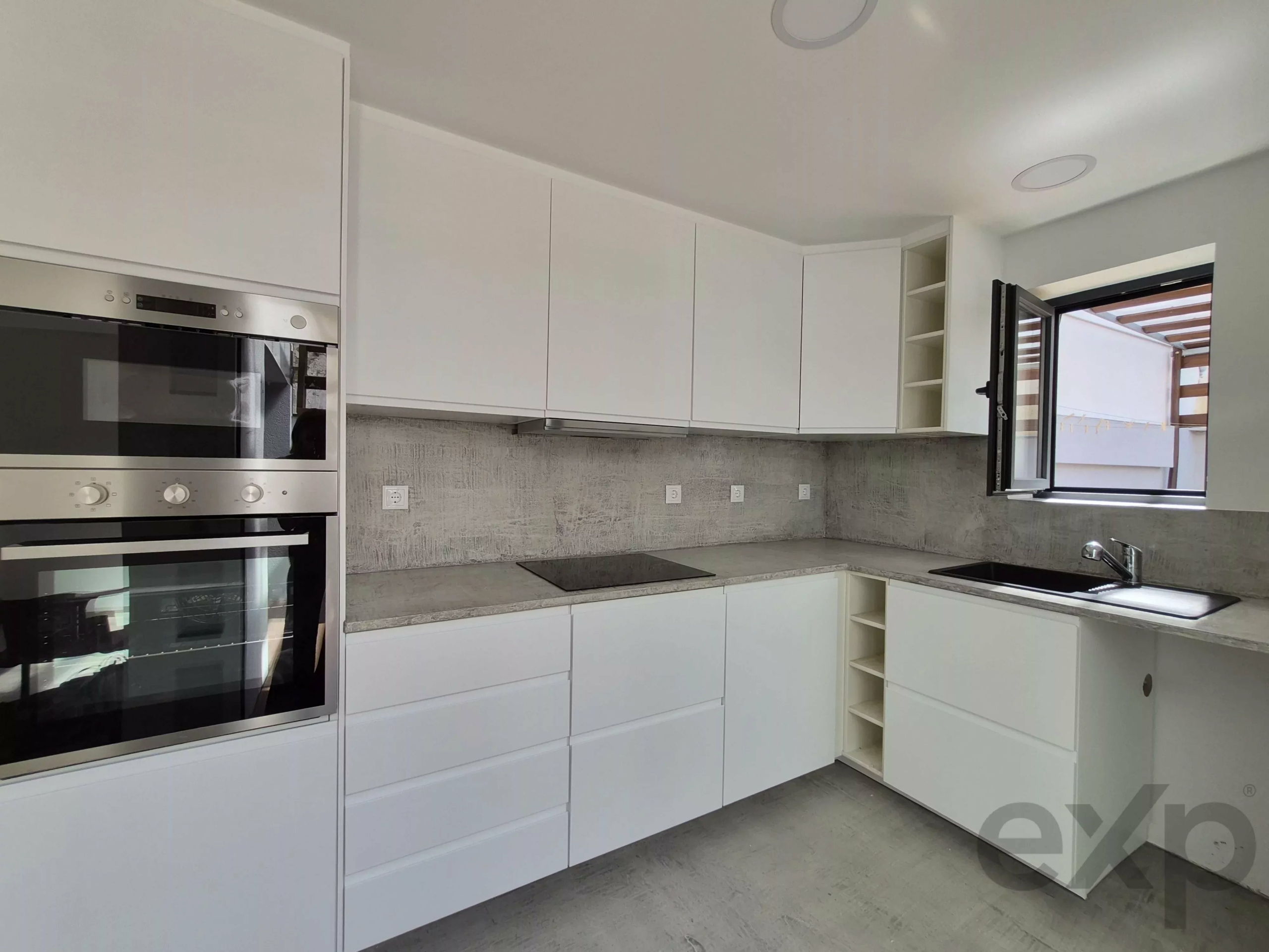 New house, 2 bedrooms, large patio, Alvor center