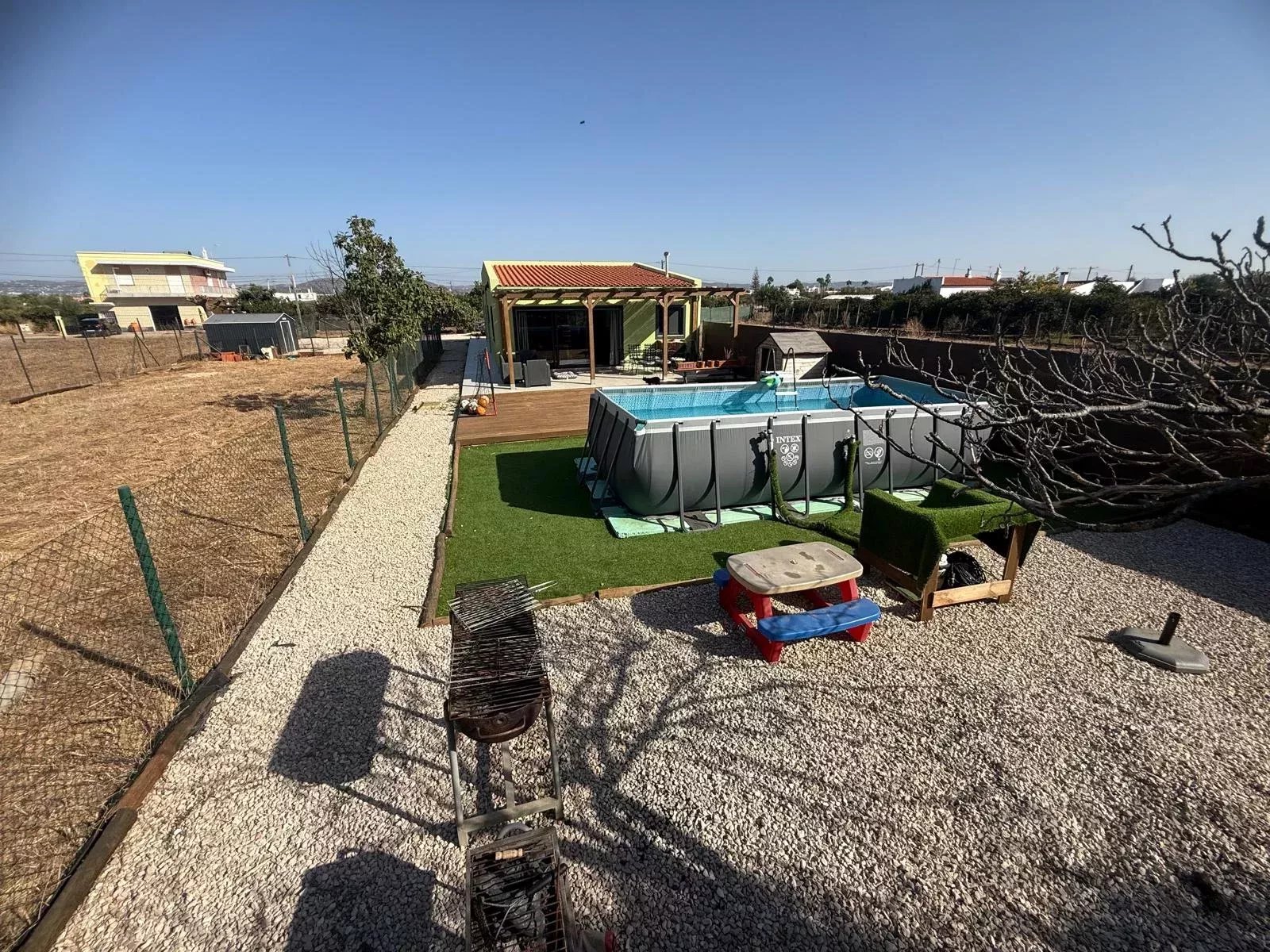 Villa individuelle en Algarve, rénovée en 2023. 4 chambres, 2 salles de bain, 108 m² sur un terrain de 1.100 m². Permis d’agrandissement jusqu’à 300 m². Jardin orienté au sud, piscine, à proximité de l’aéroport de Faro. Idéale pour Airbnb ou pour y vivre en famille.