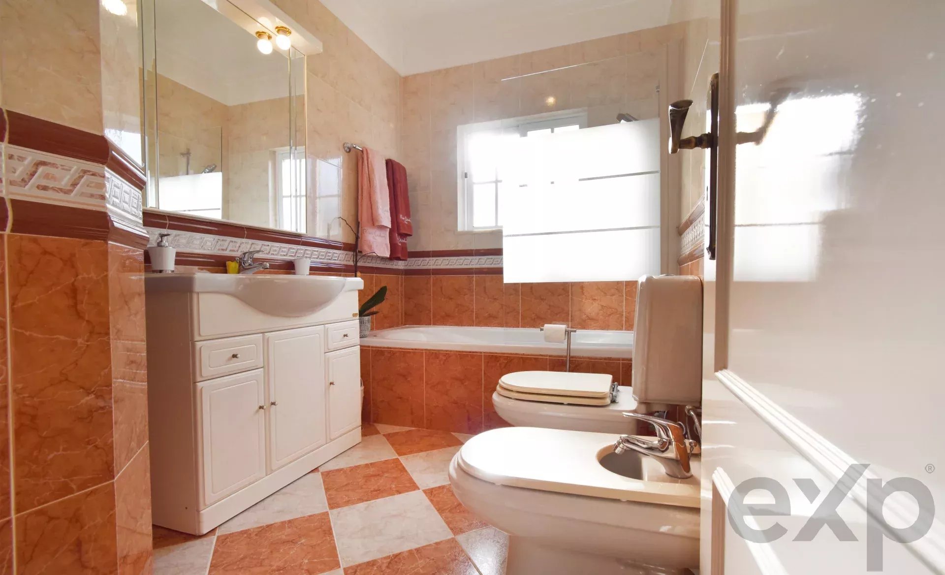 3-bedr. house + 1-bedr. annex, swimming pool and garage,