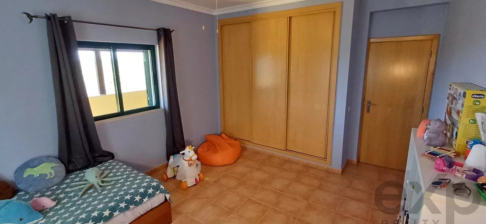 Mixed-use property with 150 m² commercial space, self-contained 2-bedroom apartment and 2,600 m² plot — 3 km from Loulé, Algarve