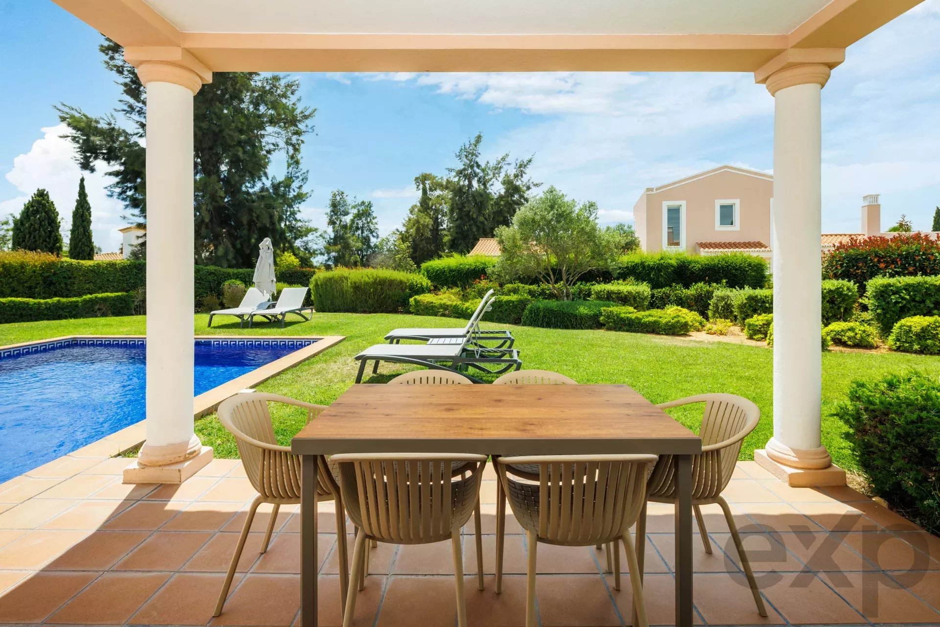 Modern T4 Villa with Private Pool in Vale da Lapa Resort
