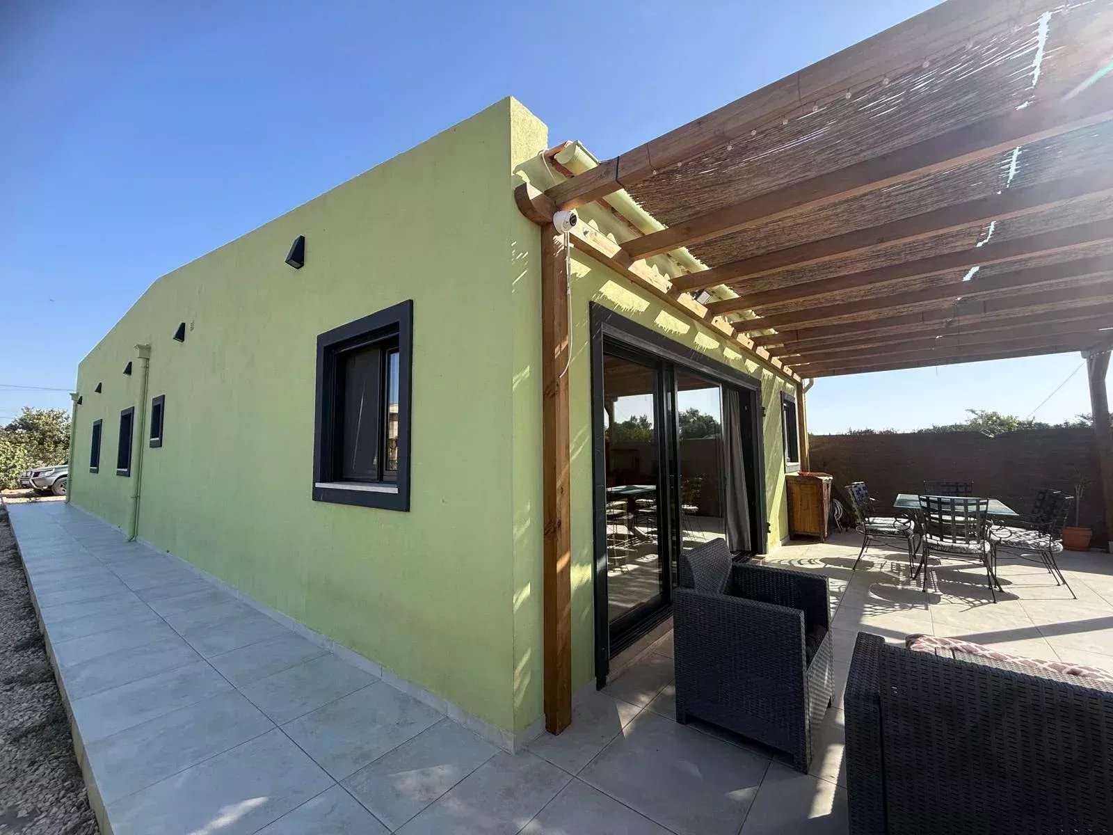 Villa individuelle en Algarve, rénovée en 2023. 4 chambres, 2 salles de bain, 108 m² sur un terrain de 1.100 m². Permis d’agrandissement jusqu’à 300 m². Jardin orienté au sud, piscine, à proximité de l’aéroport de Faro. Idéale pour Airbnb ou pour y vivre en famille.