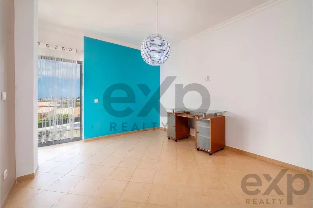 Spacious 4 bedroom apartment in Olhão, located in a luxurious condominium with two shared swimming pools and gym. Expansive interiors and terrace.