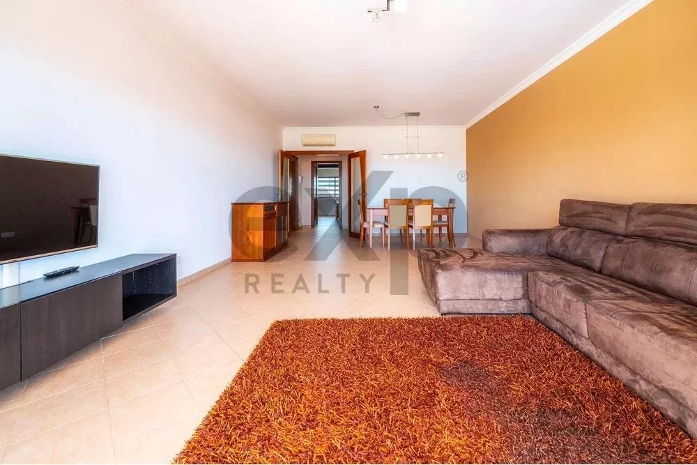 Spacious 4 bedroom apartment in Olhão, located in a luxurious condominium with two shared swimming pools and gym. Expansive interiors and terrace.