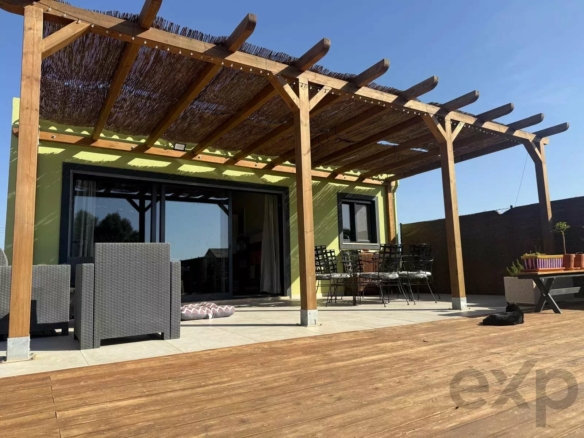 Villa individuelle en Algarve, rénovée en 2023. 4 chambres, 2 salles de bain, 108 m² sur un terrain de 1.100 m². Permis d’agrandissement jusqu’à 300 m². Jardin orienté au sud, piscine, à proximité de l’aéroport de Faro. Idéale pour Airbnb ou pour y vivre en famille.