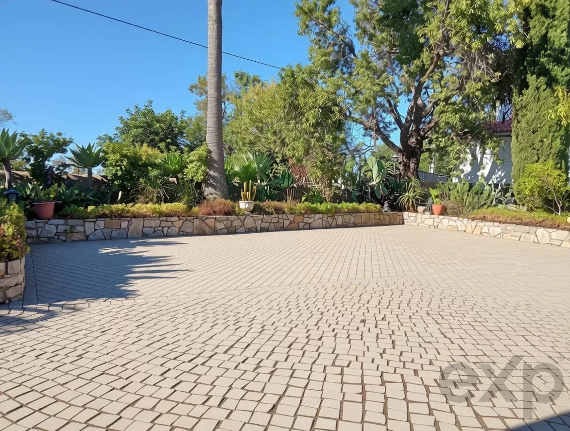 Exclusive property with five independent units and investment potential