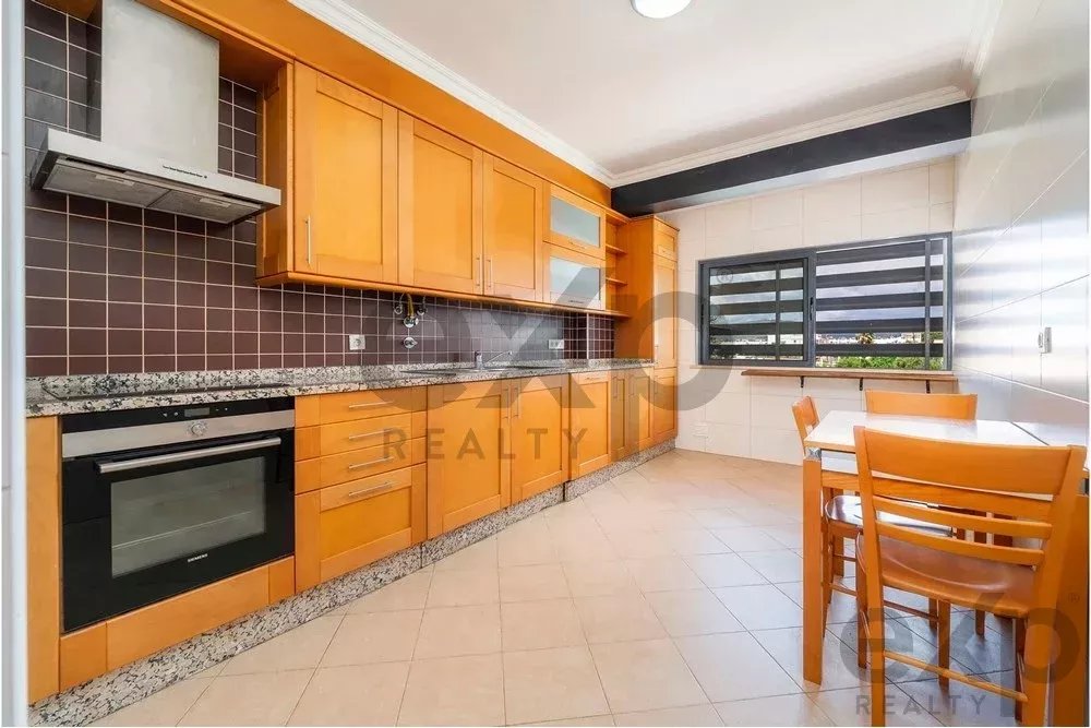 Spacious 4 bedroom apartment in Olhão, located in a luxurious condominium with two shared swimming pools and gym. Expansive interiors and terrace.