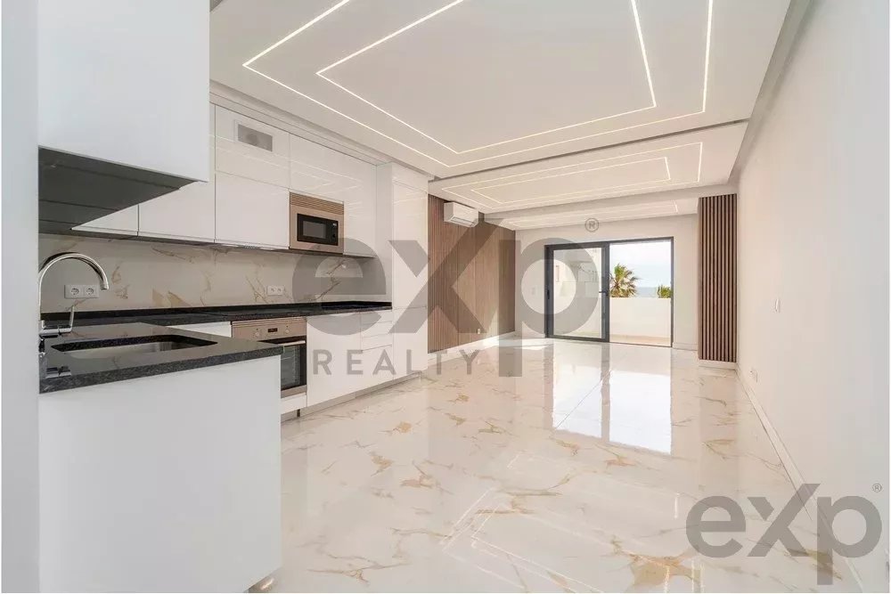 Modern 2-Bedroom Beachfront Apartment in Quarteira