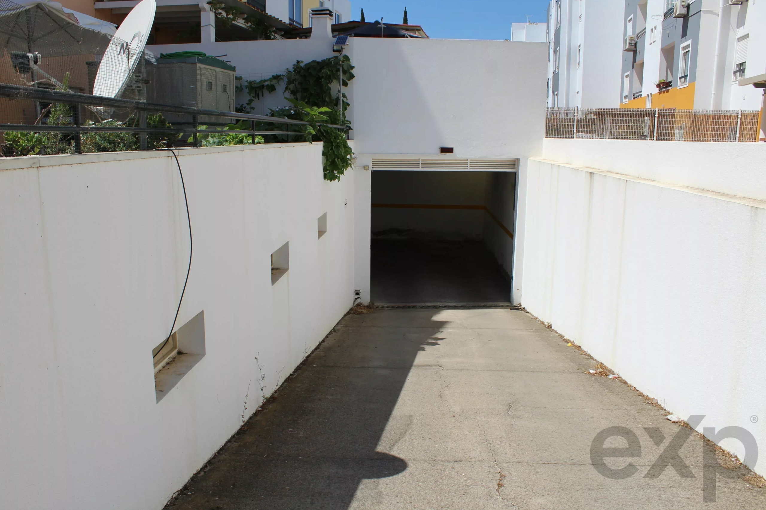 Apartamento T1 Exclusivo em Tavira: Último Piso com Terraço Privativo e Vista Mar e Cidade