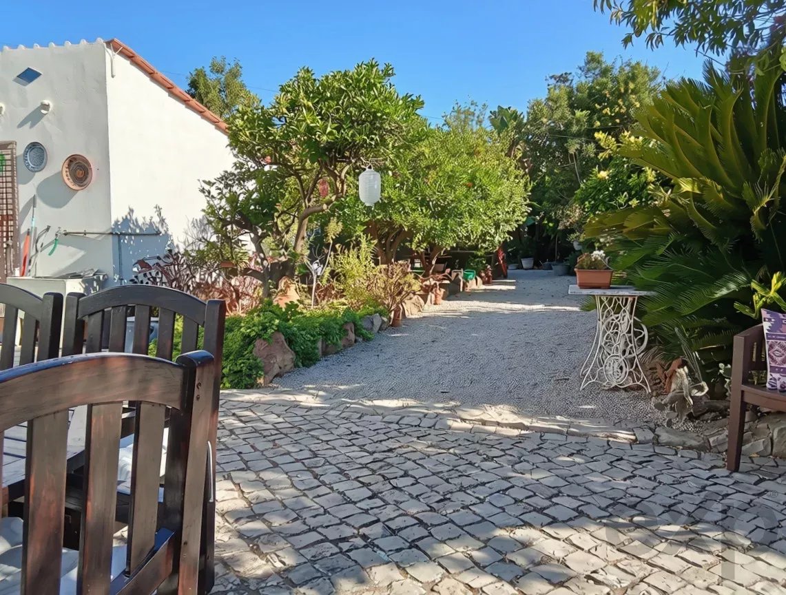 Exclusive property with five independent units and investment potential