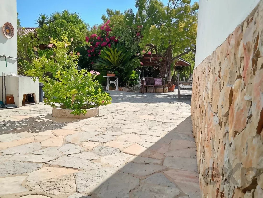 Exclusive property with five independent units and investment potential