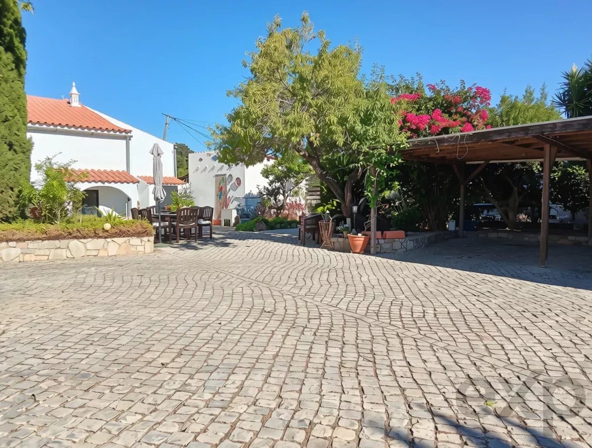 Exclusive property with five independent units and investment potential