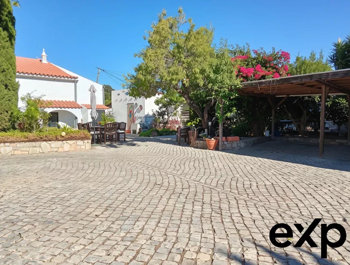 Exclusive property with five independent units and investment potential